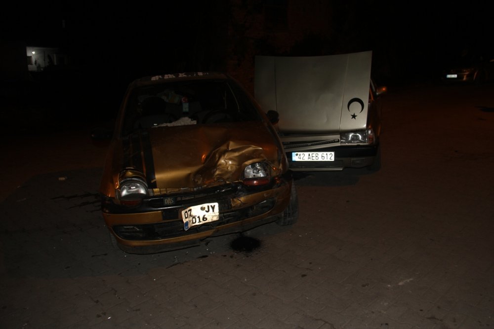 Konya'da İki Otomobilin Çarpışması Sonucu 8 Kişi Yaralandı