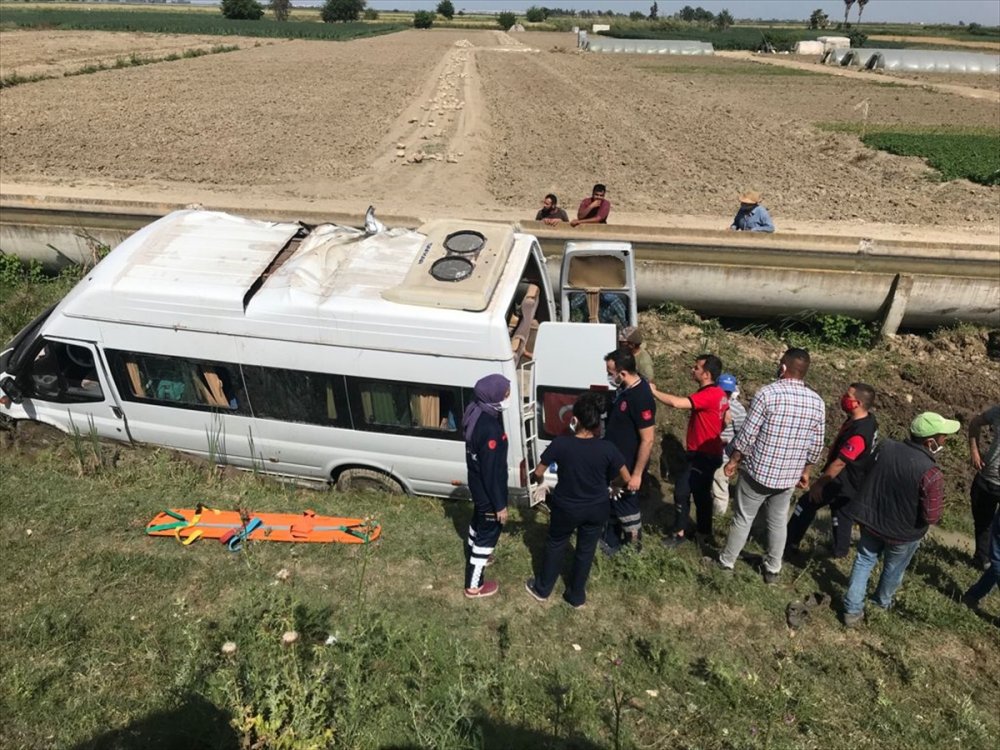 Mersin'de Tarım İşçilerini Taşıyan Minibüs Şarampole Devrildi: 7 Yaralı