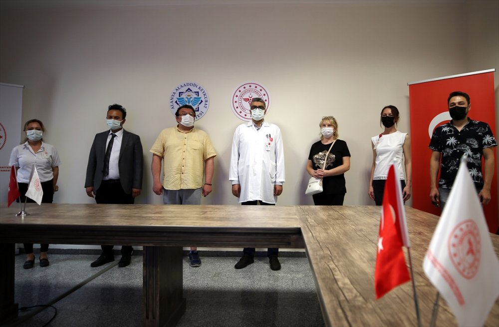 Kovid-19'u Yenen Yerleşik Yabancılardan Türk Sağlık Çalışanlarına Övgü