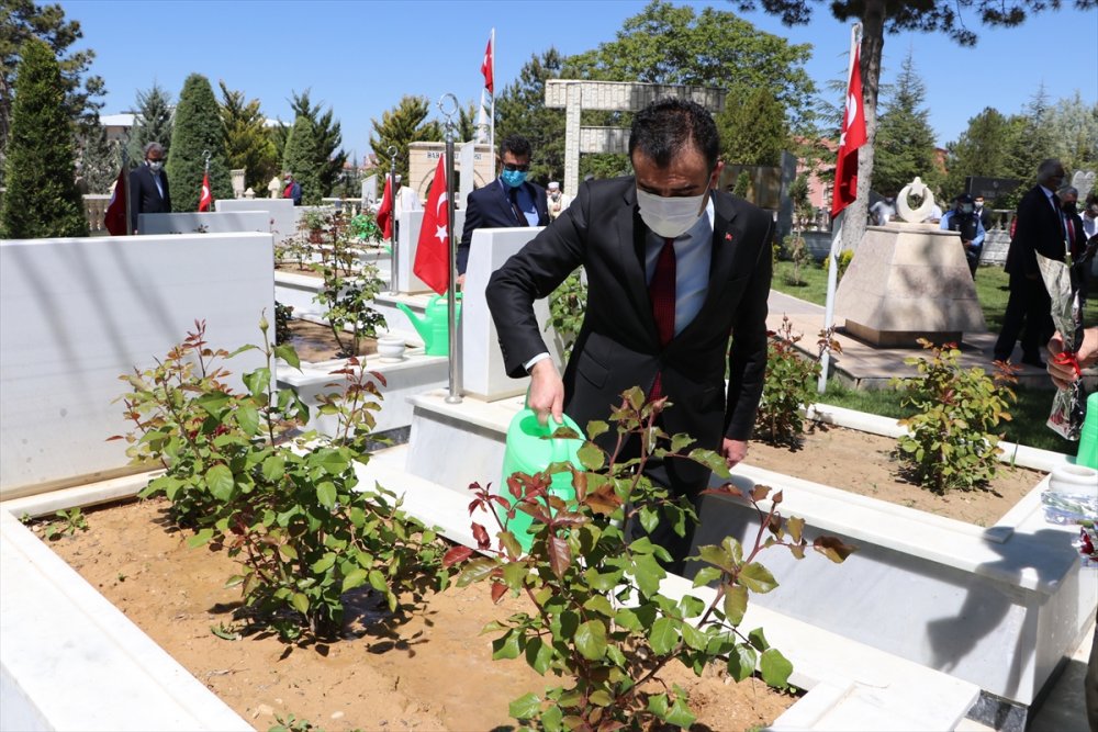 Konya, Aksaray, Karaman Ve Afyonkarahisar'daki Şehitliklerde Hüzünlü Bayram Arifesi