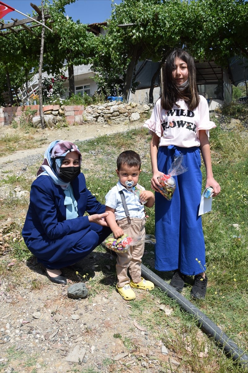 Antalya'da Bayramın İlk Günü Evlerinde Ziyaret Edilen Çocuklara Şeker İkram Edildi