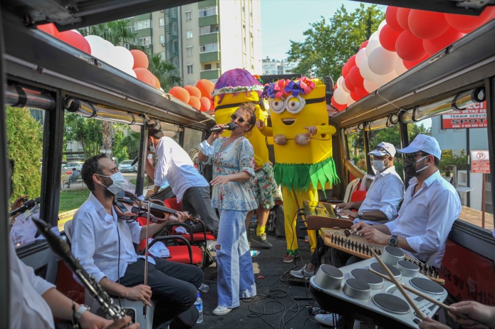 "Bayram Neşesi Mobil Otobüs Konserleri" Antalya Sokaklarını Renklendirdi