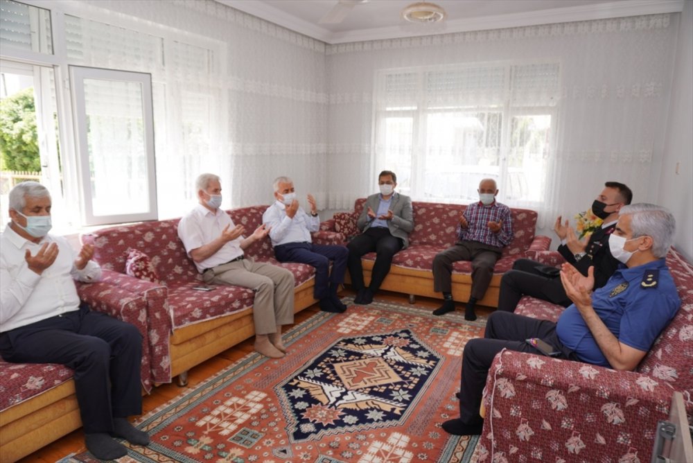 Finike'de İlçe Protokolü Şehit Ailelerinin Bayramını Kutladı