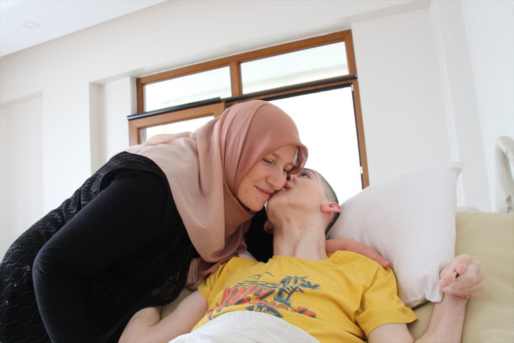 Hayatını "nefesim" Dediği Serebral Palsi Hastası Oğlunu Adadı