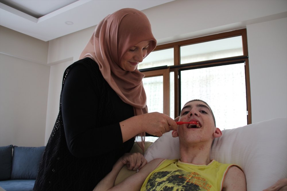 Hayatını "nefesim" Dediği Serebral Palsi Hastası Oğlunu Adadı