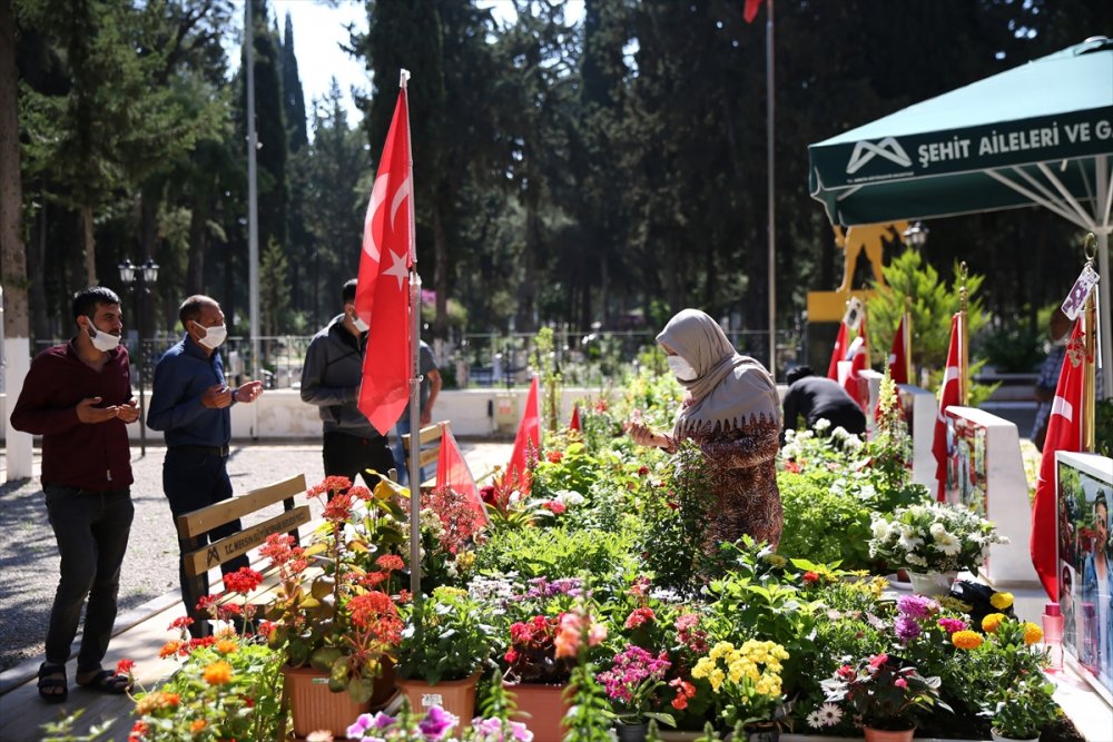 Mersin'deki Şehitlikte Hüzünlü Ramazan Bayramı Arifesi