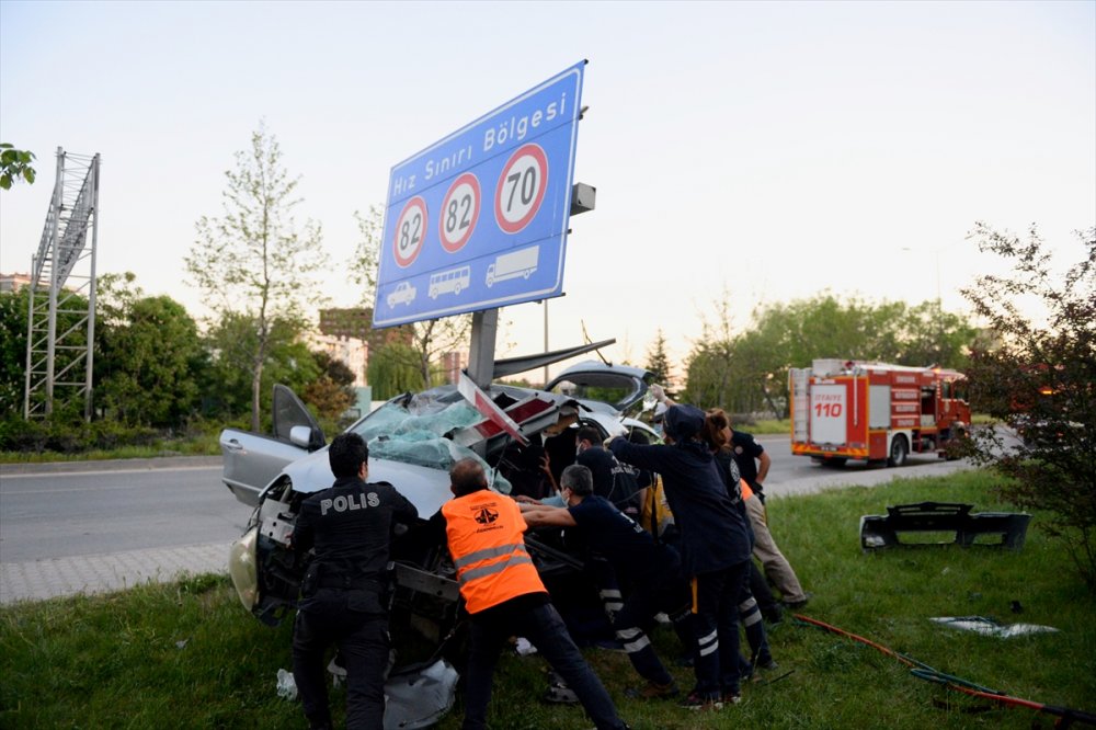 Eskişehir'de Trafik Levhasına Çarpan Otomobilde Bir Kişi Yaralandı