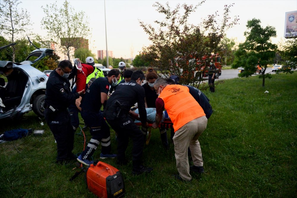 Eskişehir'de Trafik Levhasına Çarpan Otomobilde Bir Kişi Yaralandı