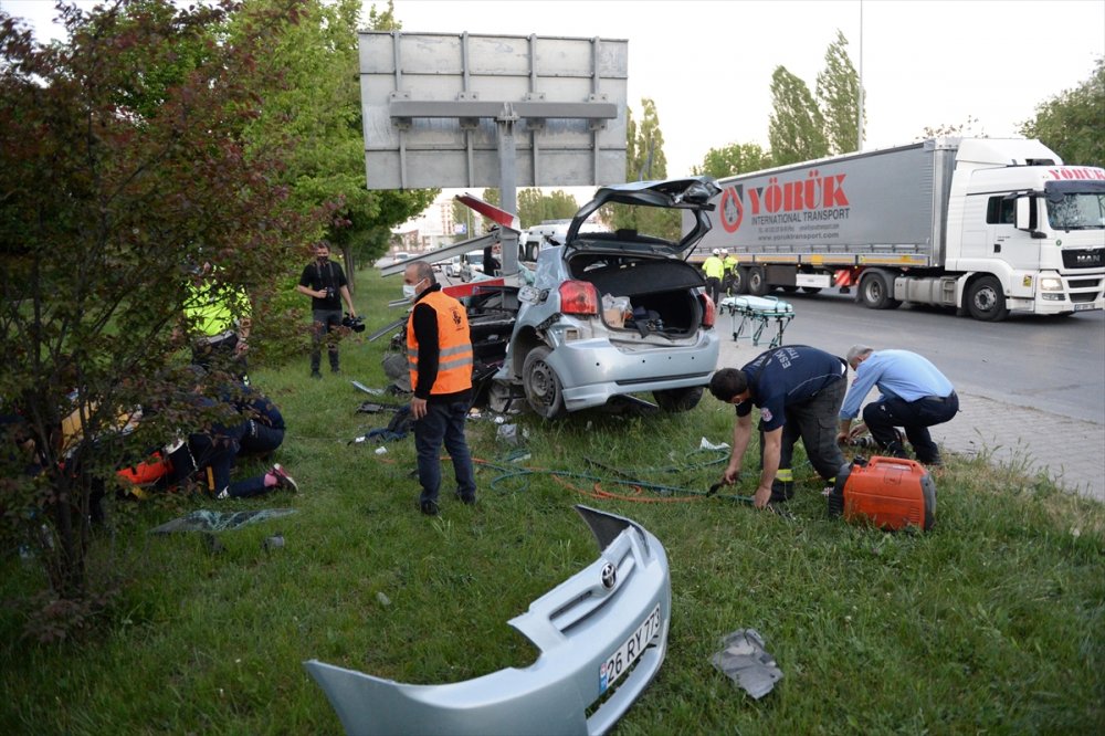 Eskişehir'de Trafik Levhasına Çarpan Otomobilde Bir Kişi Yaralandı