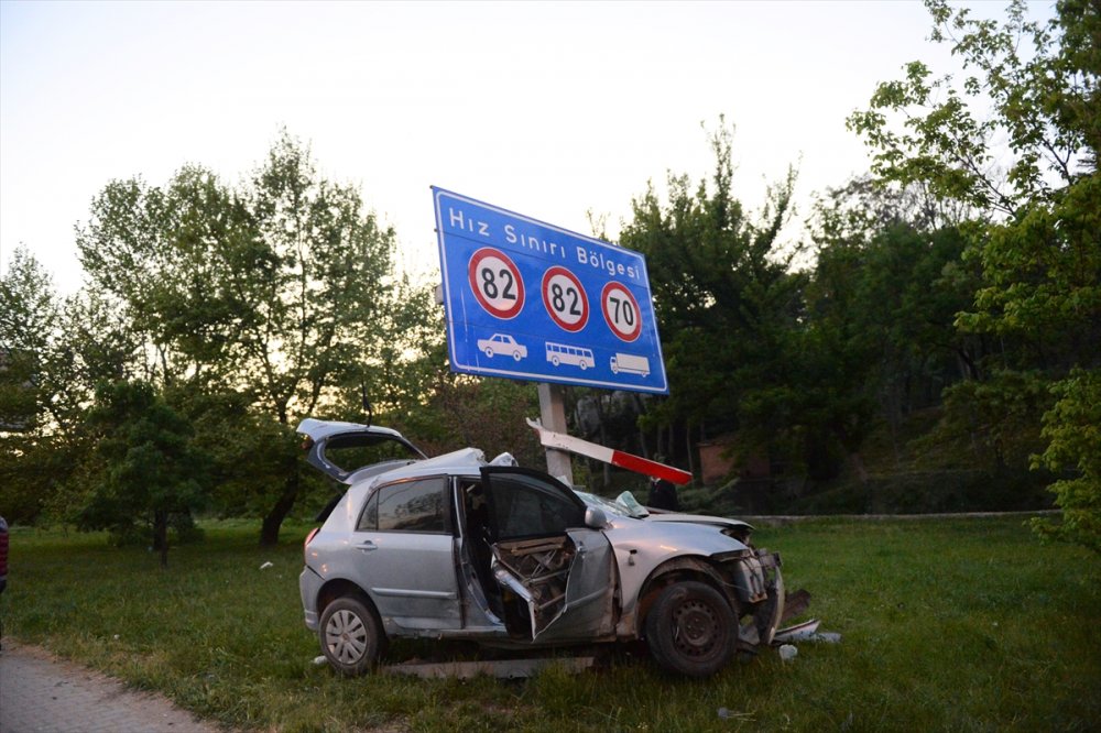Eskişehir'de Trafik Levhasına Çarpan Otomobilde Bir Kişi Yaralandı