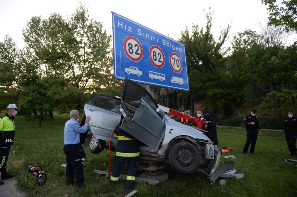 Eskişehir'de Trafik Levhasına Çarpan Otomobilde Bir Kişi Yaralandı