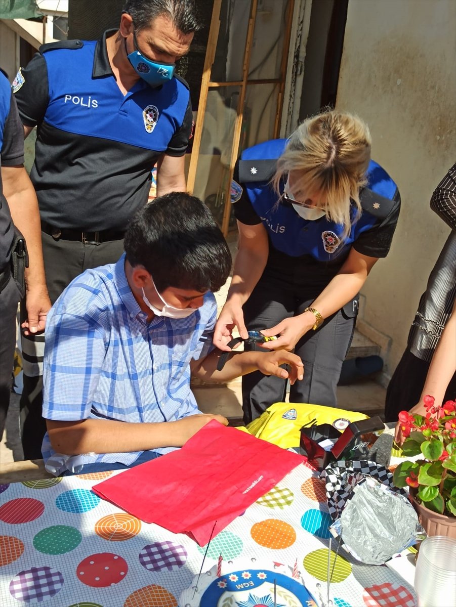Antalya'da Polisler Bir Çocuğa Evinde Doğum Günü Sürprizi Yaptı