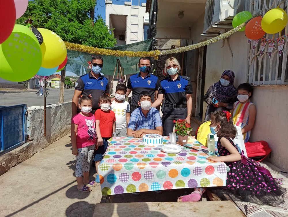 Antalya'da Polisler Bir Çocuğa Evinde Doğum Günü Sürprizi Yaptı