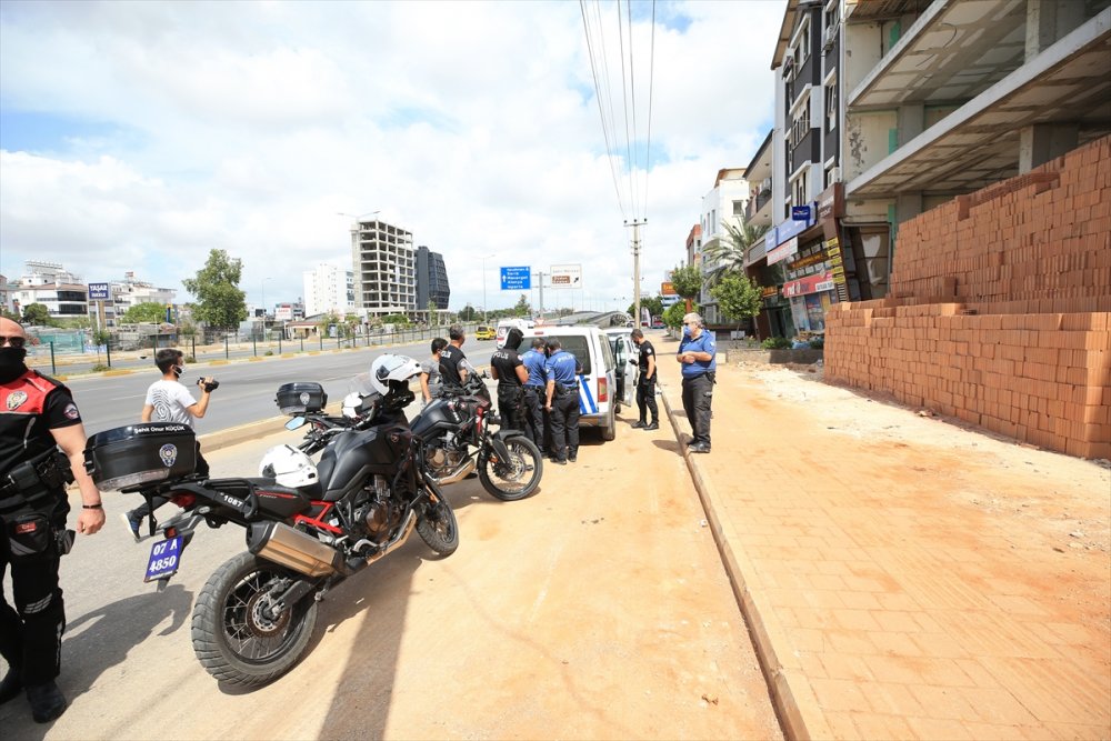 Antalya'da Şüpheliyi Kovalarken Düşen Polis Memuru Kolundan Yaralandı