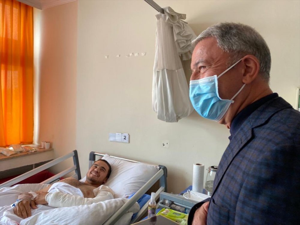 Bakan Akar'dan Yaralı Askerlere Ziyaret