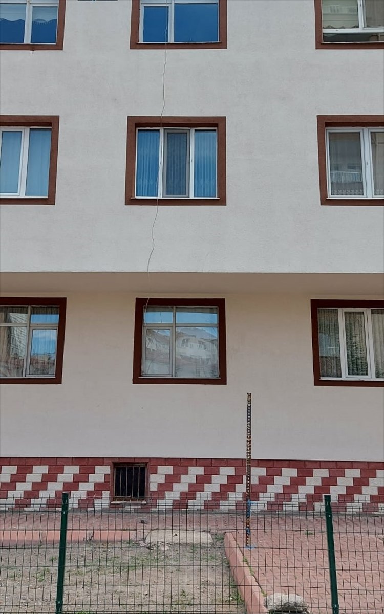 Kayseri'de Birinci Katın Penceresinden Düşen Çocuk Yaralandı