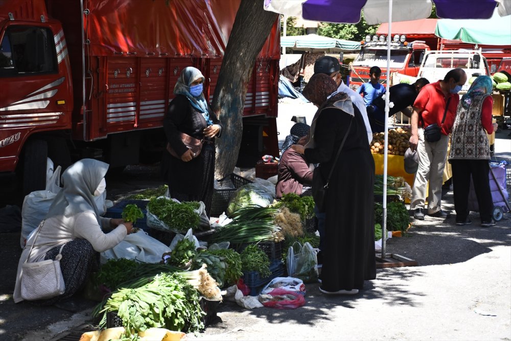 Konya Ve Afyonkarahisar'da Pazar Yerleri Kovid-19 Tedbirlerine Uyularak Açıldı