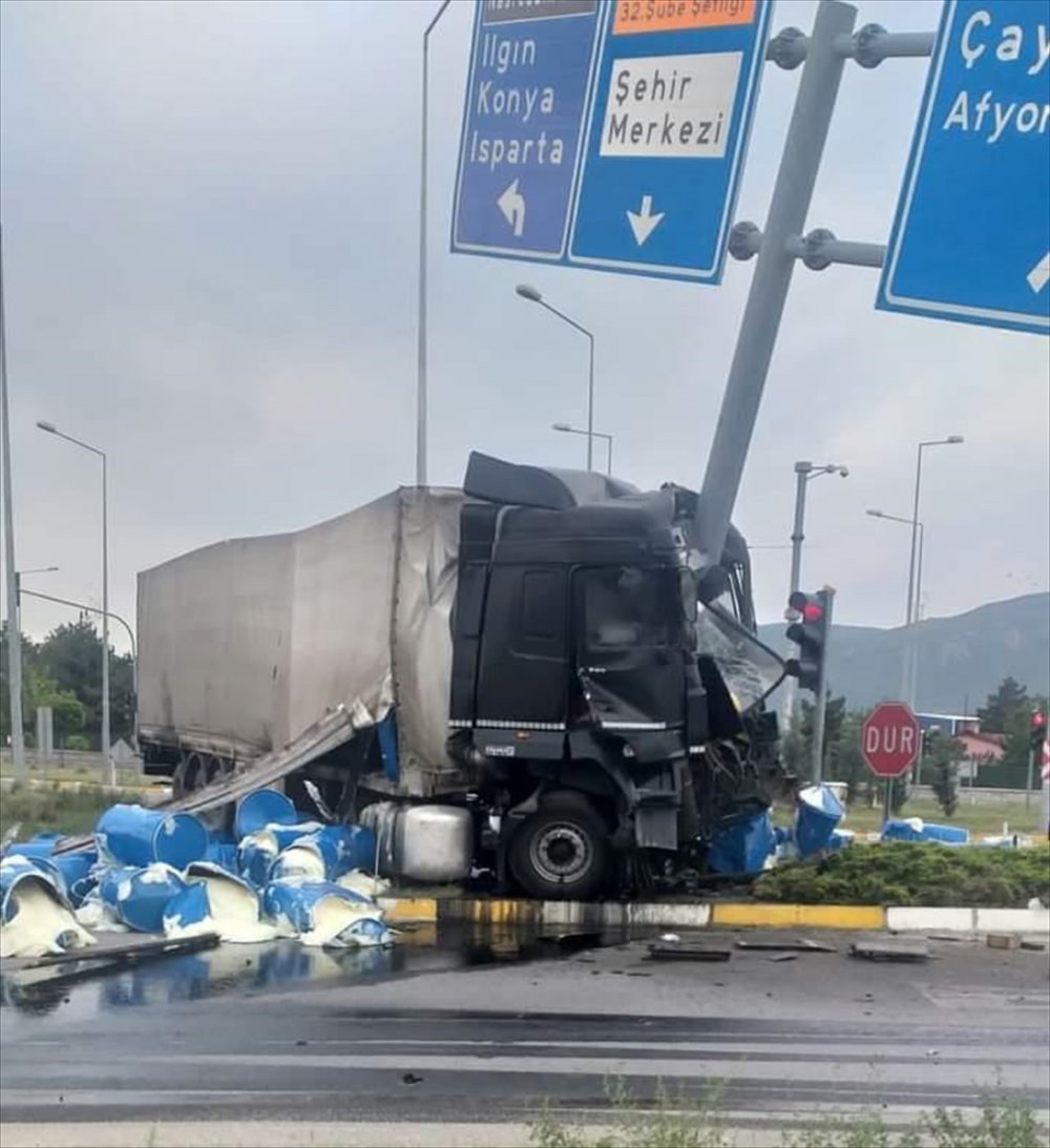 Konya'da Tır İle Minibüs Çarpıştı: 7 Yaralı
