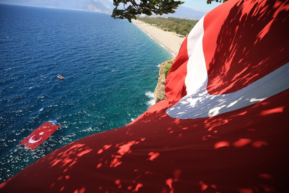 Antalya'da Dalgıçlar Tarafından Denizde Dev Bir Türk Bayrağı Açıldı, Teknelerle Kortej Oluşturuldu