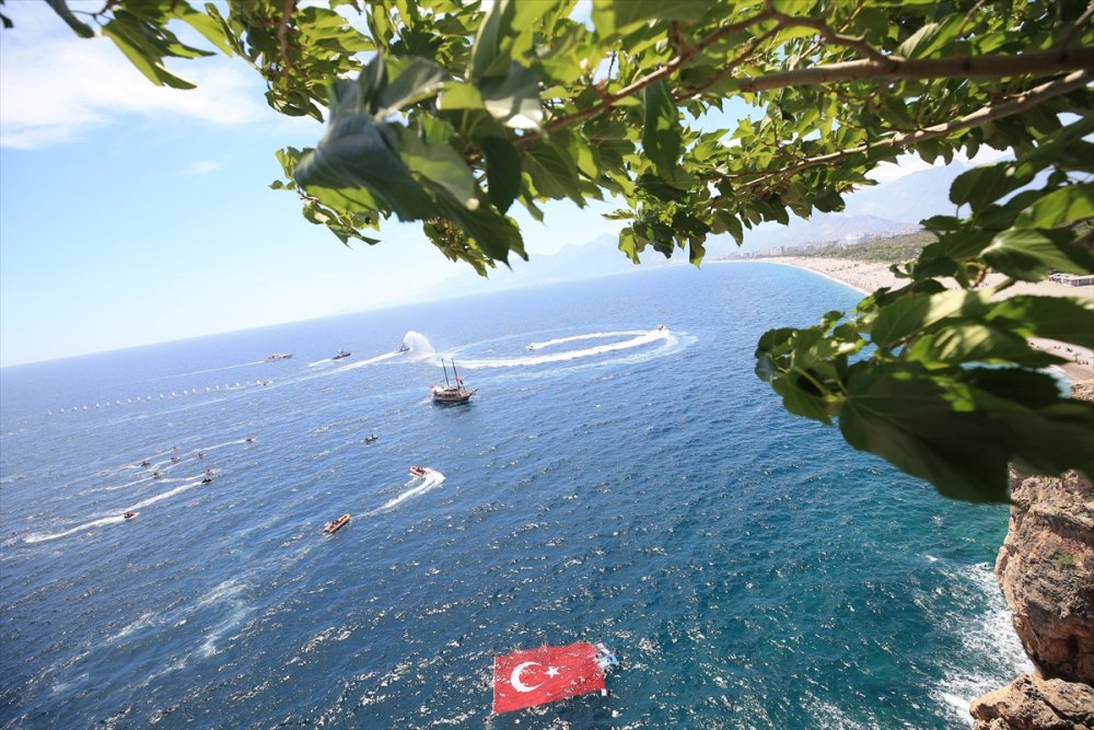 Antalya'da Dalgıçlar Tarafından Denizde Dev Bir Türk Bayrağı Açıldı, Teknelerle Kortej Oluşturuldu