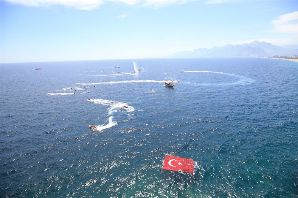 Antalya'da Dalgıçlar Tarafından Denizde Dev Bir Türk Bayrağı Açıldı, Teknelerle Kortej Oluşturuldu