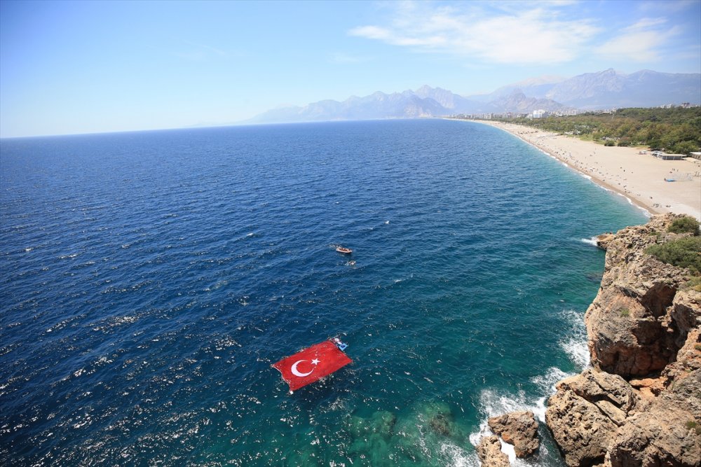 Antalya'da Dalgıçlar Tarafından Denizde Dev Bir Türk Bayrağı Açıldı, Teknelerle Kortej Oluşturuldu