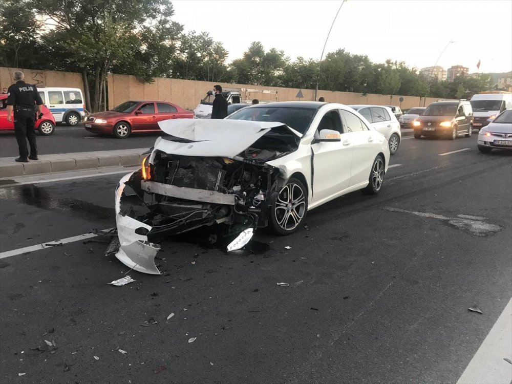 Kayseri'de Çarpışan İki Otomobilin Sürücüsü Yaralandı