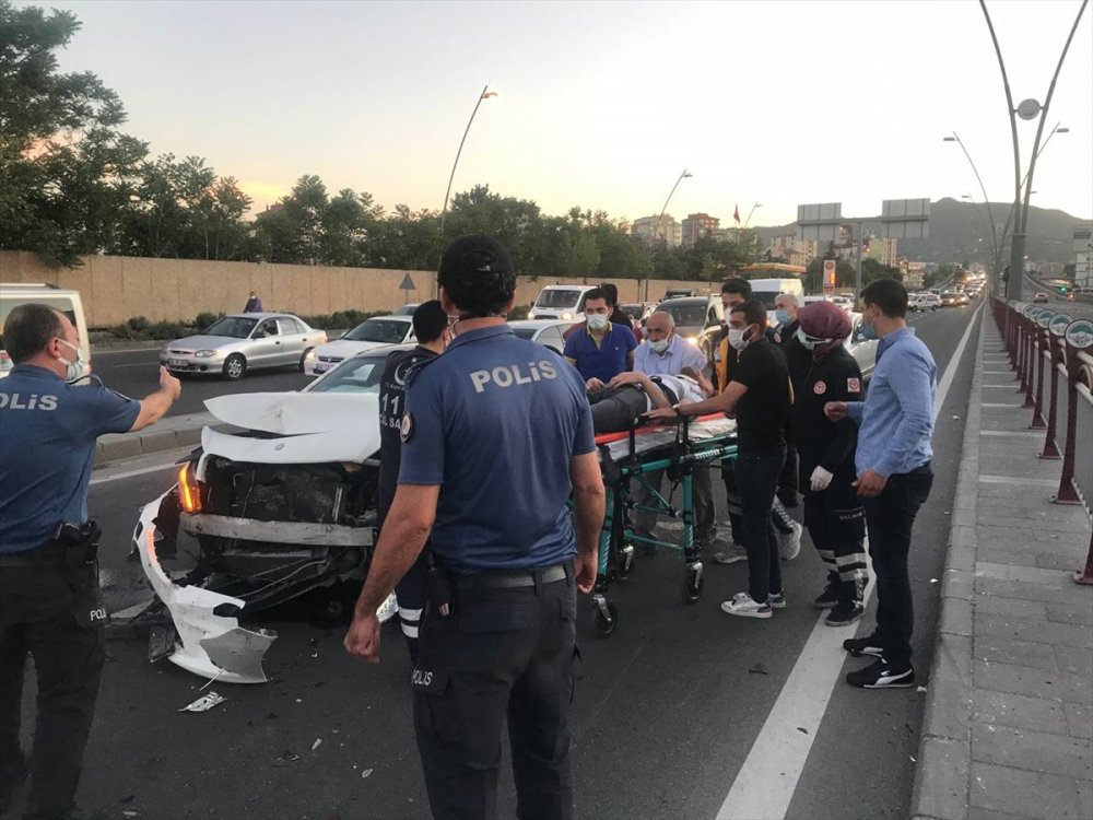Kayseri'de Çarpışan İki Otomobilin Sürücüsü Yaralandı