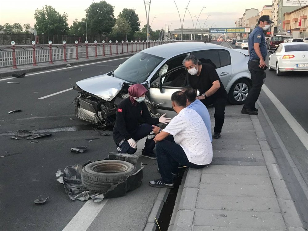 Kayseri'de Çarpışan İki Otomobilin Sürücüsü Yaralandı