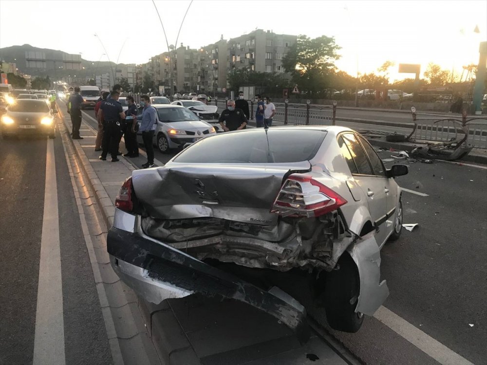 Kayseri'de Çarpışan İki Otomobilin Sürücüsü Yaralandı