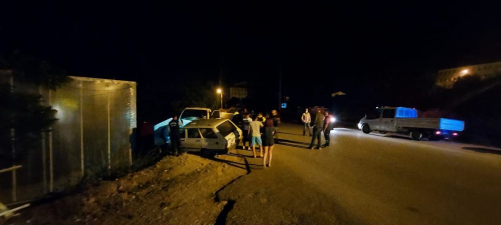 Mersin'de Üç Araca Çarpan Kamyonet Hasara Neden Oldu