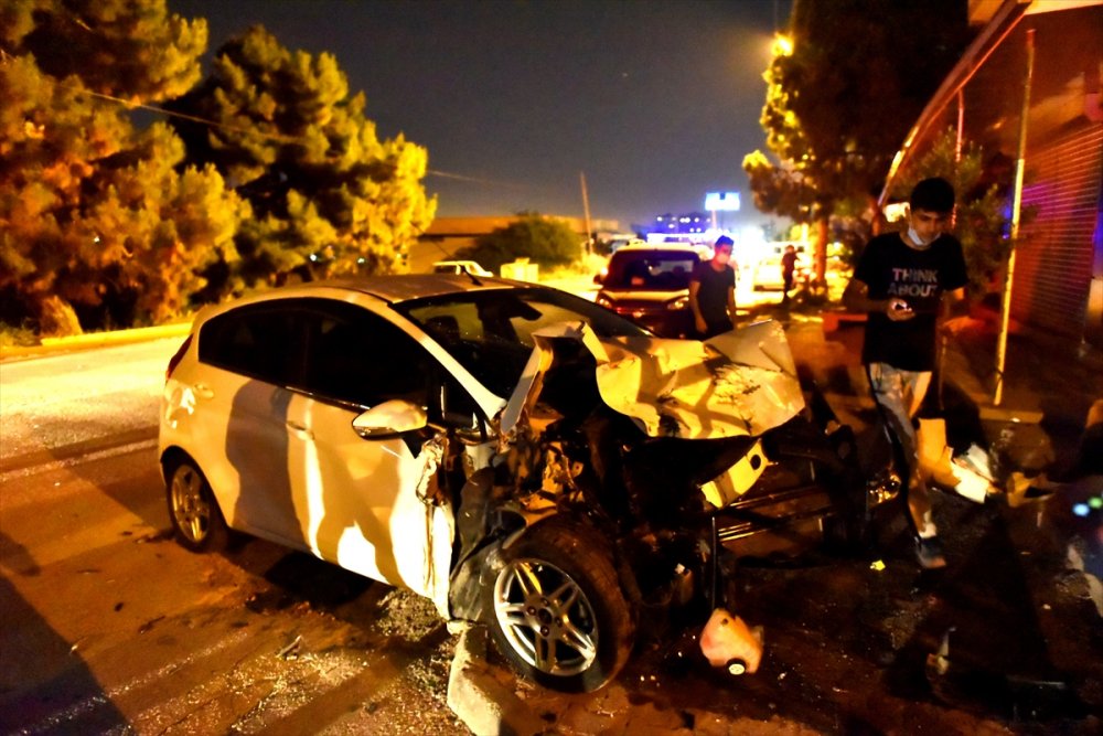 Mersin'de Kontrolden Çıkan Kamyonet, Park Halindeki Otomobile Çarpıp İş Yerine Girdi