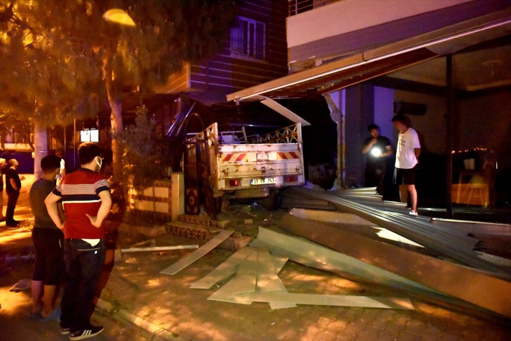 Mersin'de Kontrolden Çıkan Kamyonet, Park Halindeki Otomobile Çarpıp İş Yerine Girdi