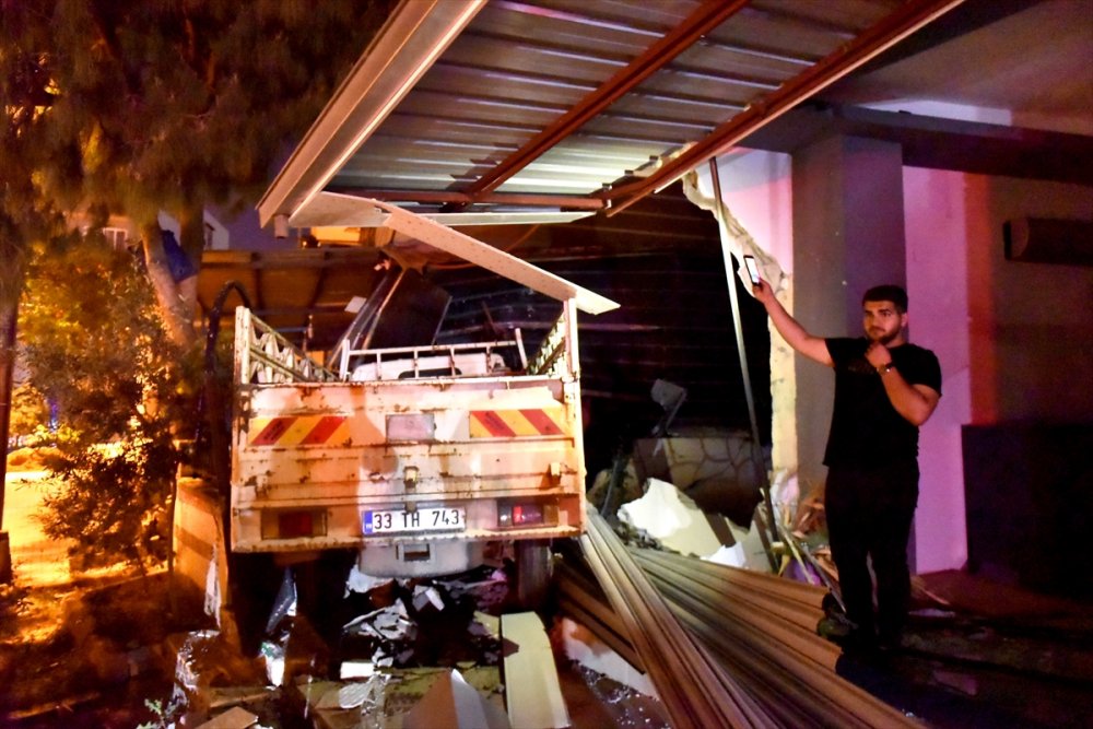 Mersin'de Kontrolden Çıkan Kamyonet, Park Halindeki Otomobile Çarpıp İş Yerine Girdi