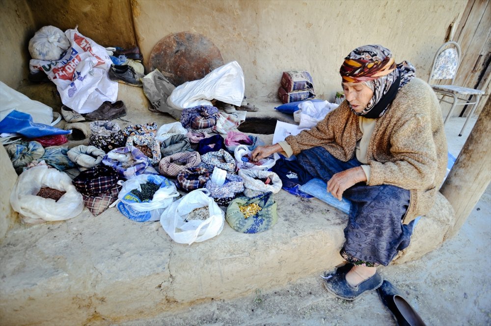 Anne Ve Kızları Ata Tohumuyla Başladıkları Fide Üretiminde Talebe Yetişemiyor