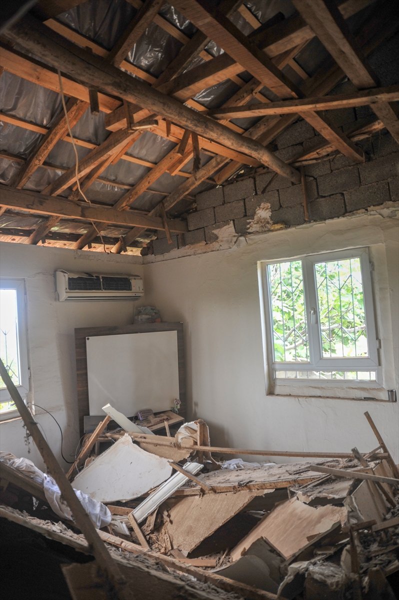 Antalya'da Tavanı Çöken Evde Annenin Refleksi, Aileyi Kurtardı