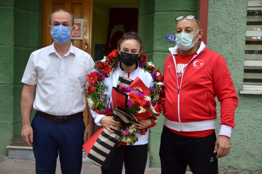Dünya Gençler Halter Şampiyonası'nda İkinci Olan Cansel Özkan, Konya'da: