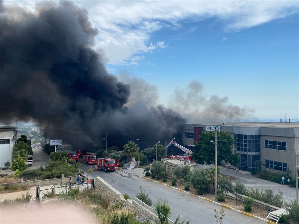 Mersin'de Madeni Yağ Fabrikasında Çıkan Yangın Söndürüldü