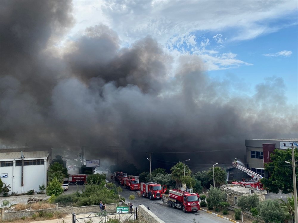 Mersin'de Madeni Yağ Fabrikasında Çıkan Yangın Söndürüldü