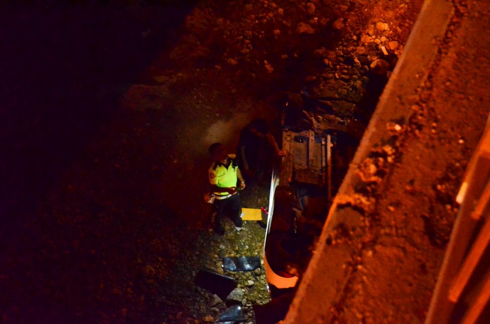 Mersin'de Otomobil Köprüden Dere Yatağına Düştü: 1 Yaralı