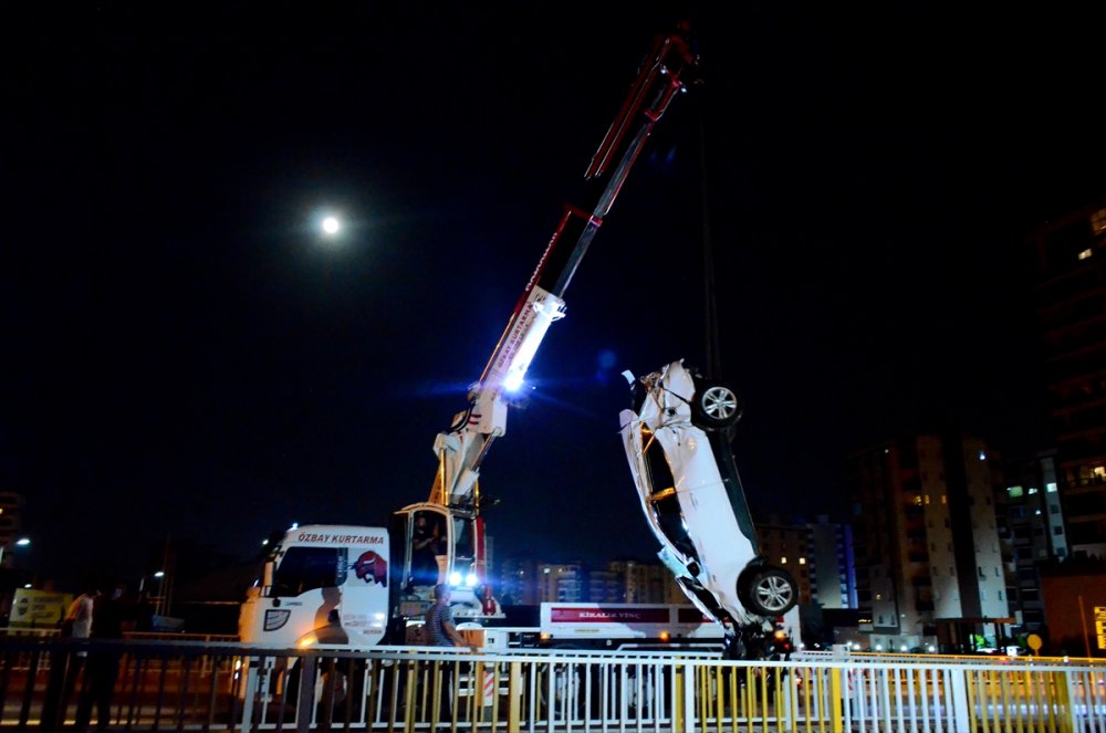 Mersin'de Otomobil Köprüden Dere Yatağına Düştü: 1 Yaralı