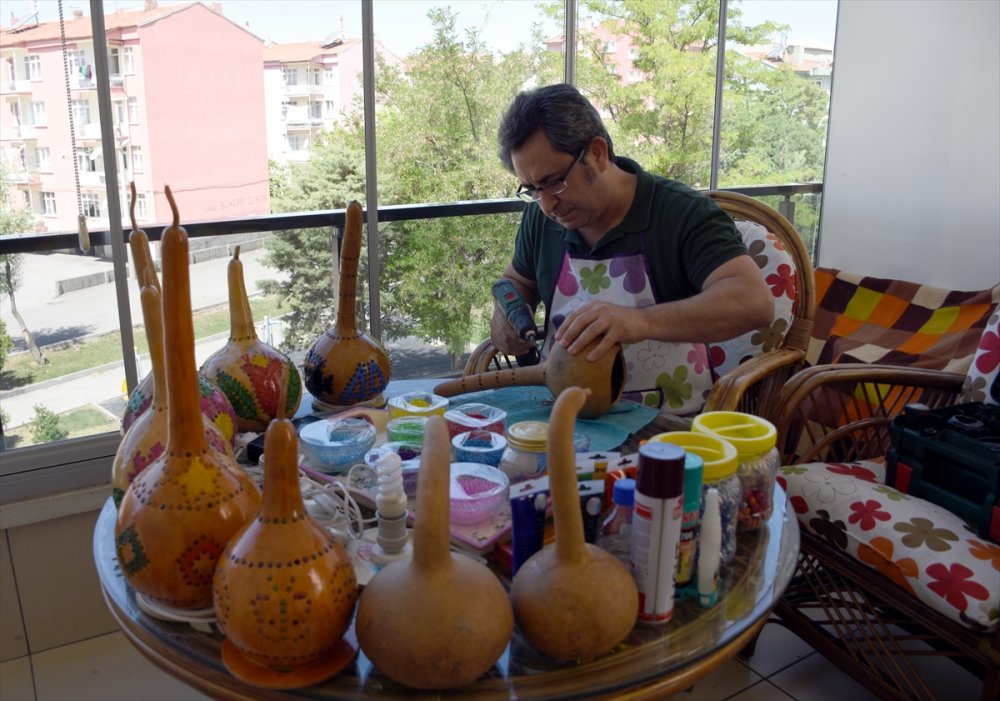 Fizik Profesörü Yetiştirdiği Su Kabaklarını Sanat Eserine Dönüştürüyor