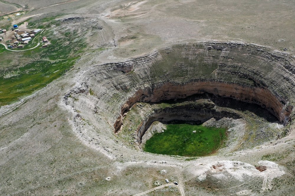 Konya'da 3 Metre Çapında 65 Metre Derinliğinde Obruk Oluştu