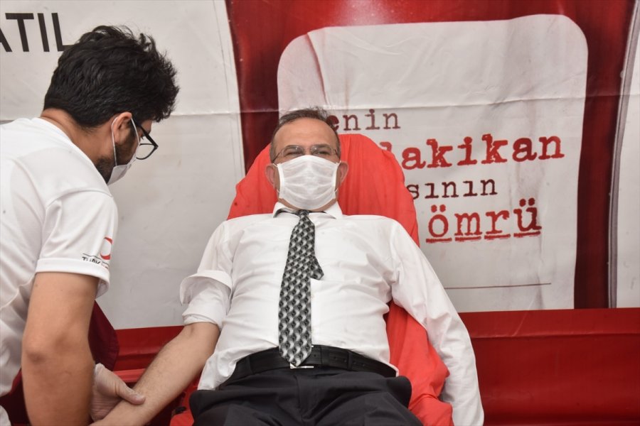 Anamur Kaymakamı Memük Ve Belediye Başkanı Kılınç Türk Kızılay’a Kan Bağışında Bulundu