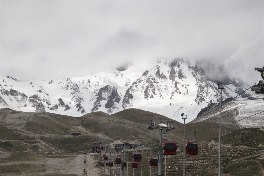 Erciyes'in Yüksek Kesimlerine Kar Yağdı