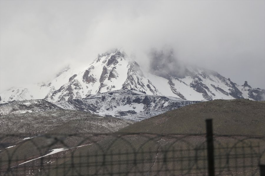 Erciyes'in Yüksek Kesimlerine Kar Yağdı