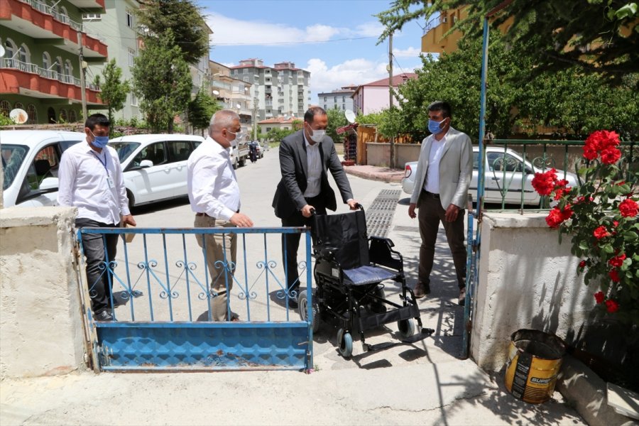 Niğde Belediye Başkan Özdemir, Akülü Tekerlekli Sandalyeyi İhtiyaç Sahibi Vatandaşa Teslim Etti