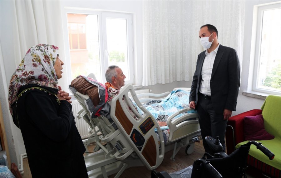 Niğde Belediye Başkan Özdemir, Akülü Tekerlekli Sandalyeyi İhtiyaç Sahibi Vatandaşa Teslim Etti