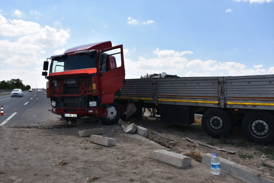Aksaray'da 3 Araç Çarpıştı: 1 Yaralı