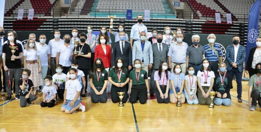 Antalya'da Satranç Turnuvasında Derece Elde Edenlere Ödülleri Verildi